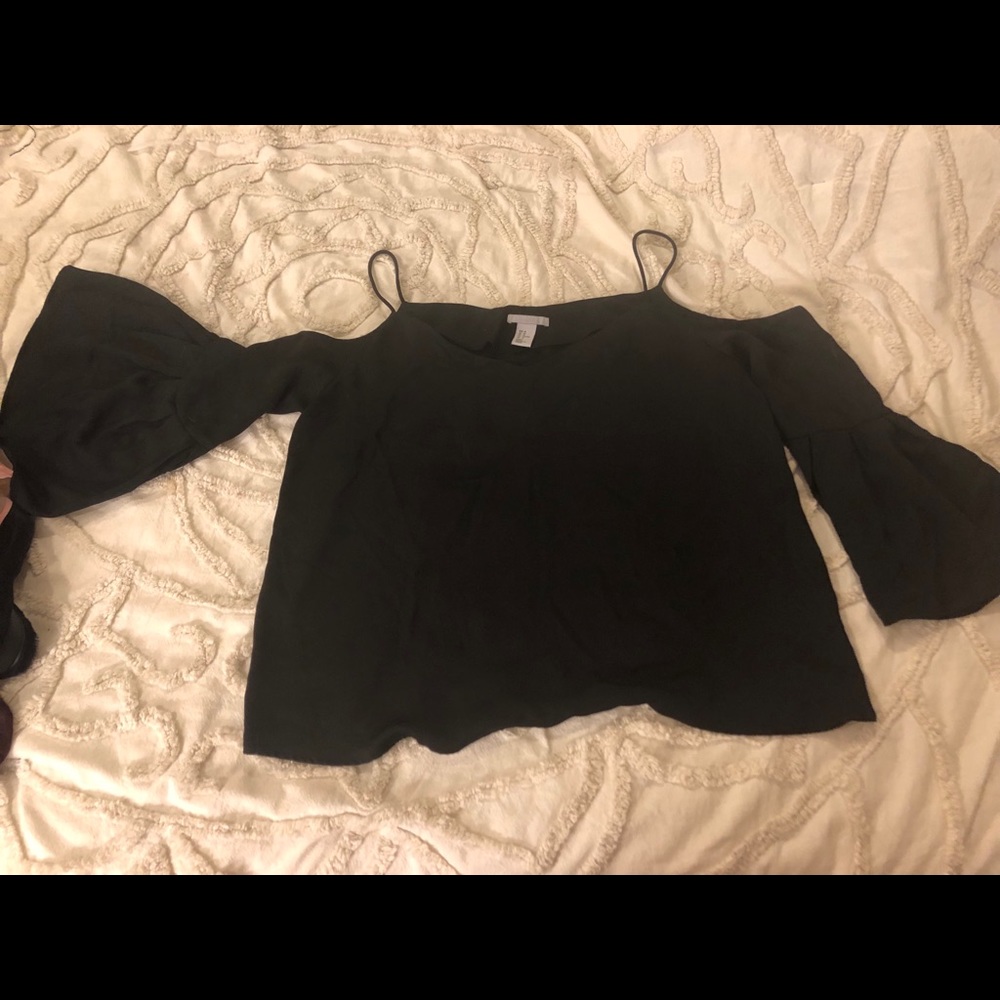 H&M cold shoulder peasant sleeve top